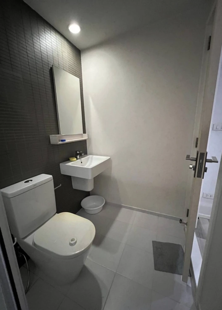 Condo for rent at The Key Chaloem Phrakiat Rama 9, 2nd floor, fully furnished, ready to move in. Don't miss out!