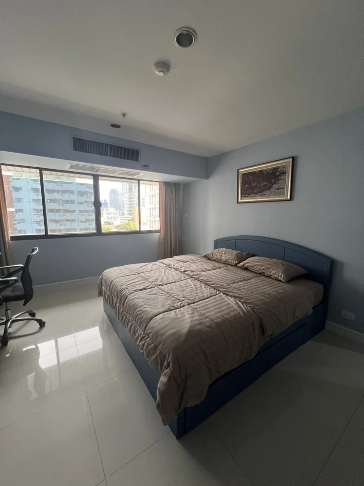 Condo for rent, The Royal Place, 2 floors, 10 colorful rooms. With built-in kitchen Plus electrical appliances. Reserve now.