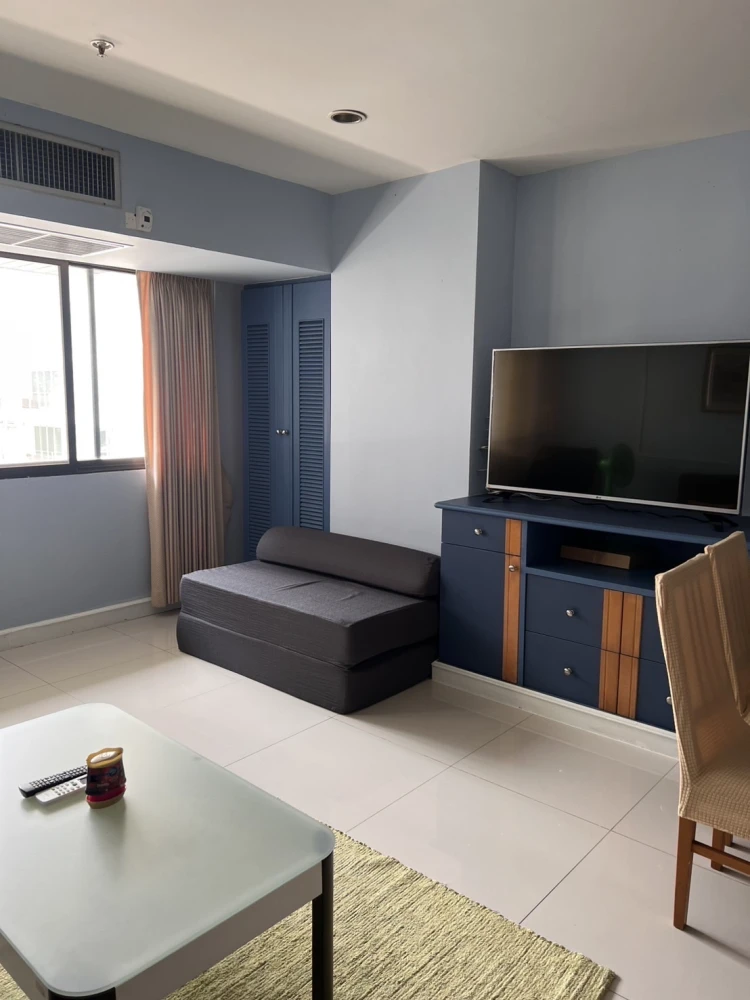 Condo for rent, The Royal Place, 2 floors, 10 colorful rooms. With built-in kitchen Plus electrical appliances. Reserve now.