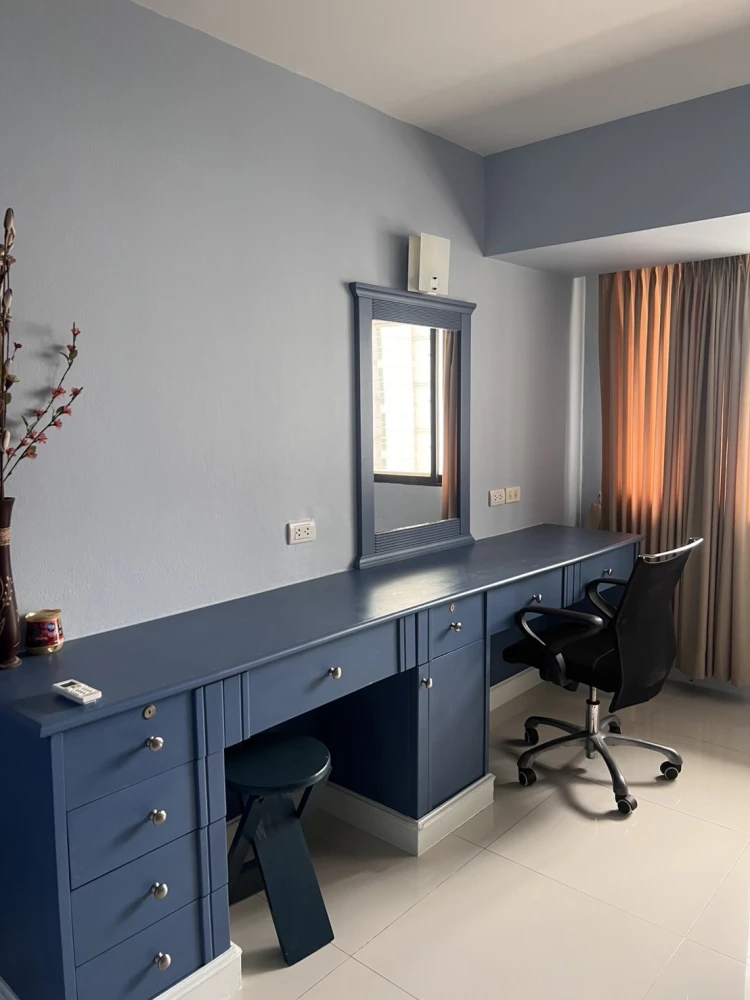 Condo for rent, The Royal Place, 2 floors, 10 colorful rooms. With built-in kitchen Plus electrical appliances. Reserve now.