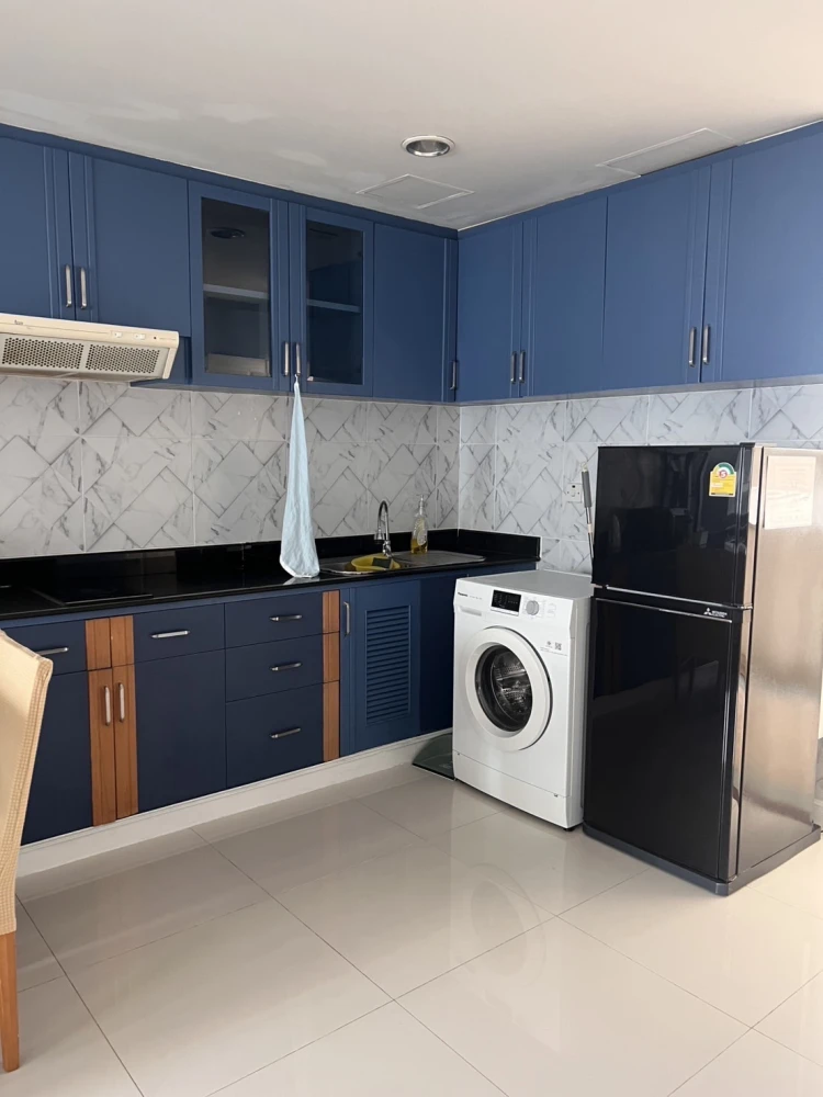 Condo for rent, The Royal Place, 2 floors, 10 colorful rooms. With built-in kitchen Plus electrical appliances. Reserve now.