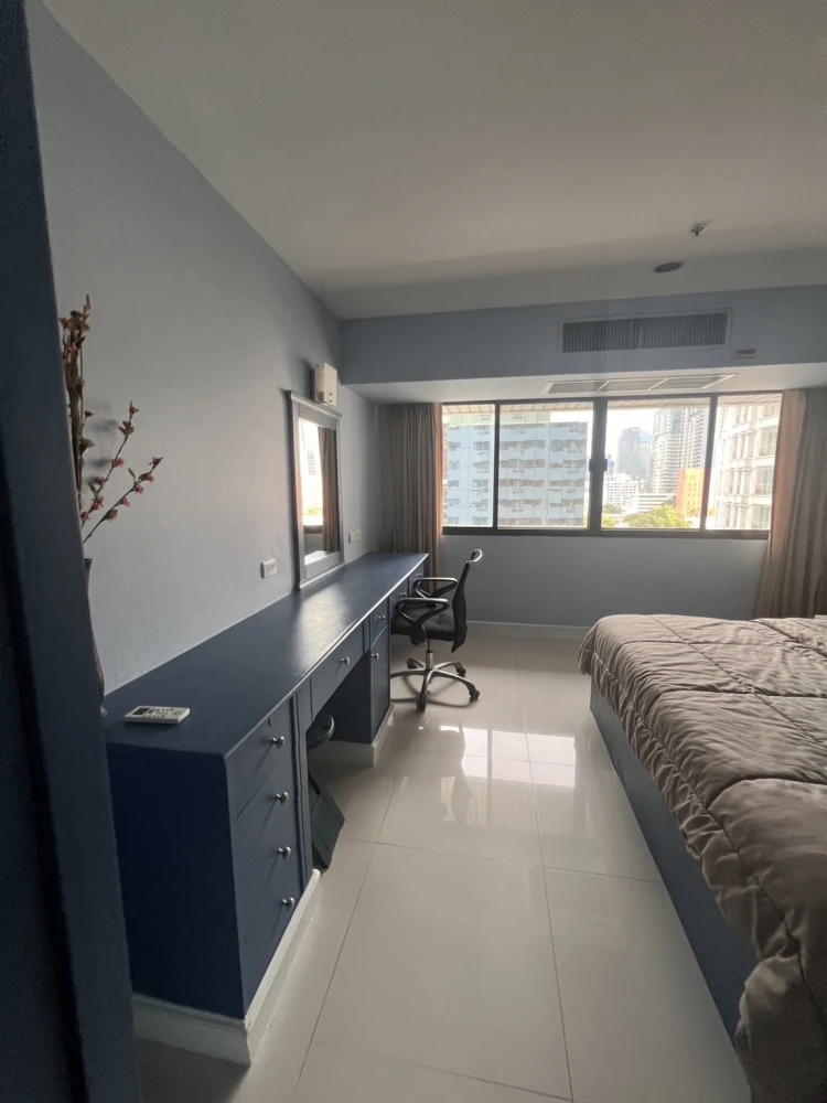 Condo for rent, The Royal Place, 2 floors, 10 colorful rooms. With built-in kitchen Plus electrical appliances. Reserve now.