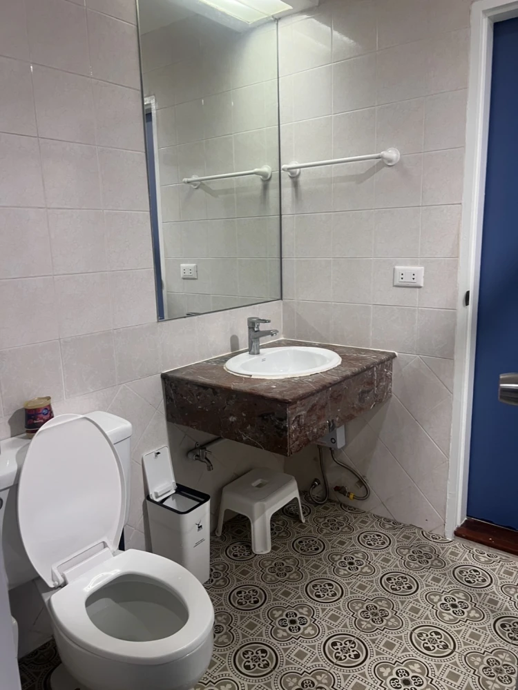 Condo for rent, The Royal Place, 2 floors, 10 colorful rooms. With built-in kitchen Plus electrical appliances. Reserve now.