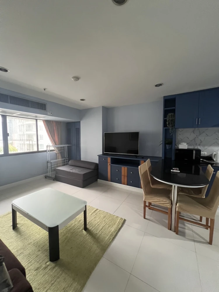 Condo for rent, The Royal Place, 2 floors, 10 colorful rooms. With built-in kitchen Plus electrical appliances. Reserve now.