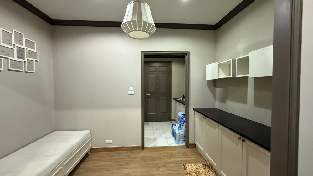 Condo for rent, The Reserve Kasemsan 3, corner room, complete with furniture and electrical appliances.