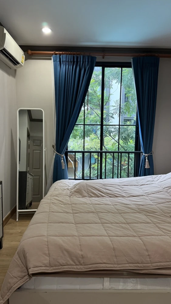 Condo for rent, The Reserve Kasemsan 3, corner room, complete with furniture and electrical appliances.