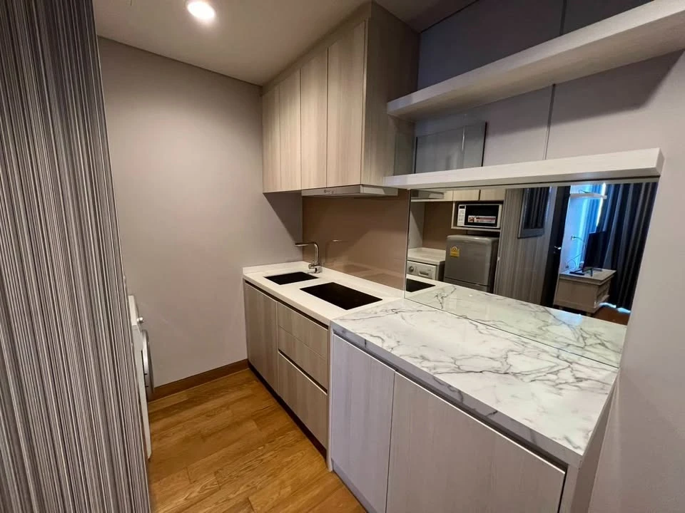 Condo for rent, The Lumpini 24, beautiful, classy room, ready to move in, good location, convenient transportation, if you miss it, you will regret it