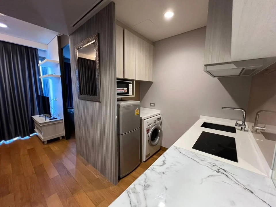 Condo for rent, The Lumpini 24, beautiful, classy room, ready to move in, good location, convenient transportation, if you miss it, you will regret it