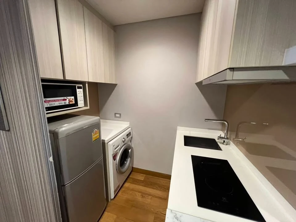 Condo for rent, The Lumpini 24, beautiful, classy room, ready to move in, good location, convenient transportation, if you miss it, you will regret it