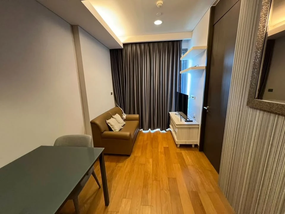 Condo for rent, The Lumpini 24, beautiful, classy room, ready to move in, good location, convenient transportation, if you miss it, you will regret it