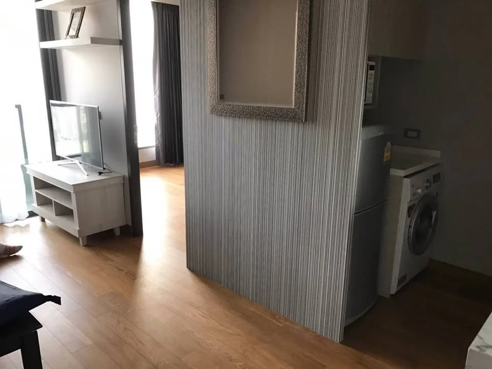 Condo for rent, The Lumpini 24, beautiful, classy room, ready to move in, good location, convenient transportation, if you miss it, you will regret it