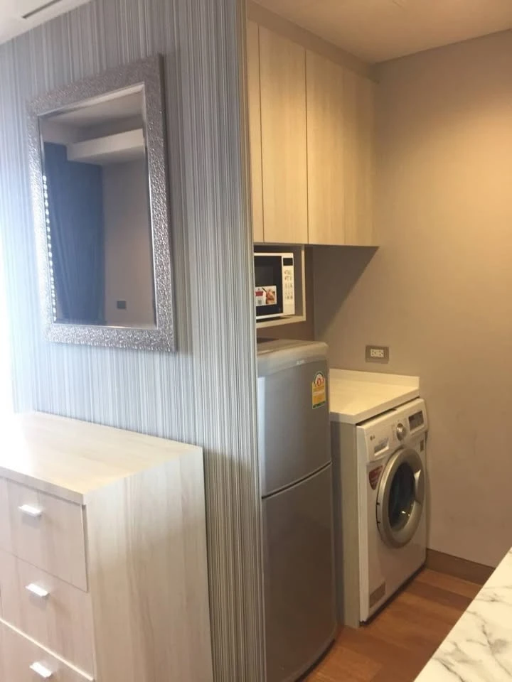 Condo for rent, The Lumpini 24, beautiful, classy room, ready to move in, good location, convenient transportation, if you miss it, you will regret it