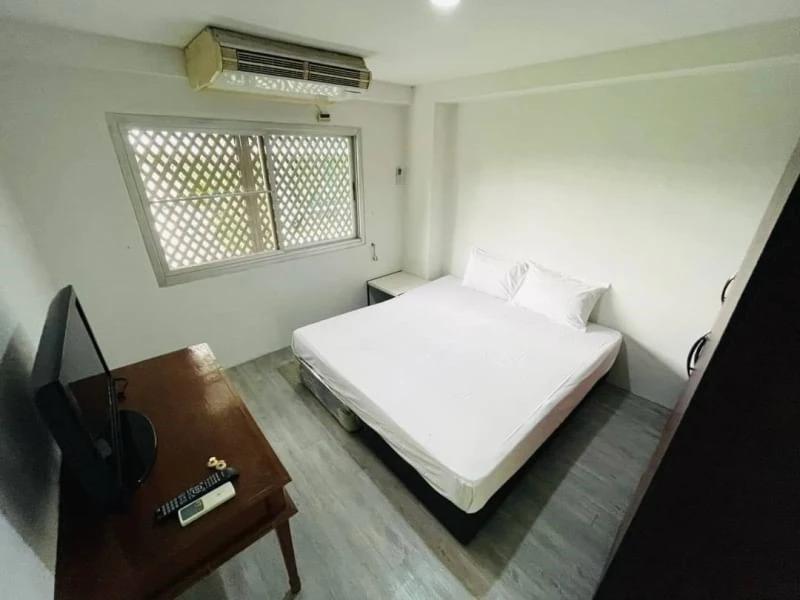 For rent!! Condo The Waterford Rama 4, 2nd floor, Building E, resort-style condo with a large green area. Don't miss it!!