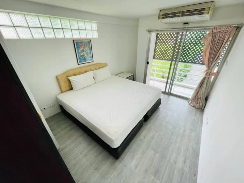 For rent!! Condo The Waterford Rama 4, 2nd floor, Building E, resort-style condo with a large green area. Don't miss it!!