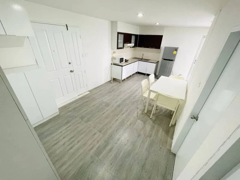 For rent!! Condo The Waterford Rama 4, 2nd floor, Building E, resort-style condo with a large green area. Don't miss it!!