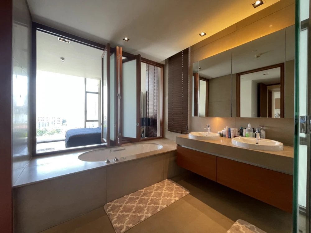 Condo for rent, The Sukhothai Residences, room decorated with built-ins, very spacious, comfortable sofa to sit on, just come and stay.