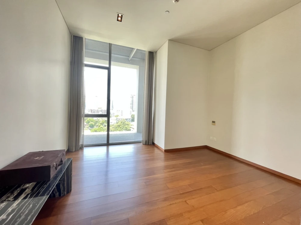 Condo for rent, The Sukhothai Residences, room decorated with built-ins, very spacious, comfortable sofa to sit on, just come and stay.