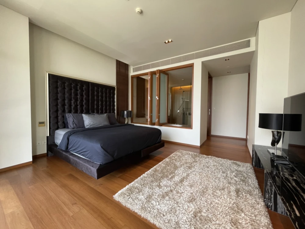 Condo for rent, The Sukhothai Residences, room decorated with built-ins, very spacious, comfortable sofa to sit on, just come and stay.