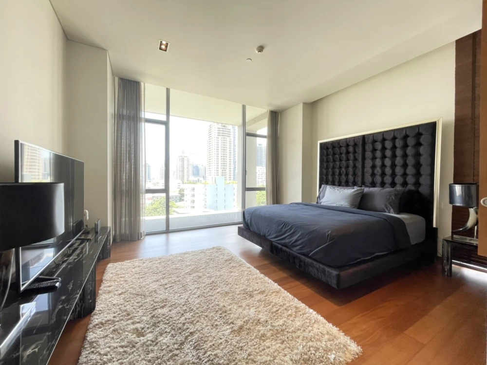 Condo for rent, The Sukhothai Residences, room decorated with built-ins, very spacious, comfortable sofa to sit on, just come and stay.