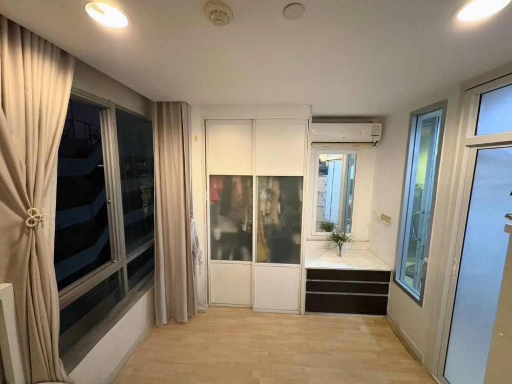 Condo for rent, The Station Sathorn-Bang Rak, 11th floor, Building 2, complete with electrical appliances, newly renovated room, ready to move in.
