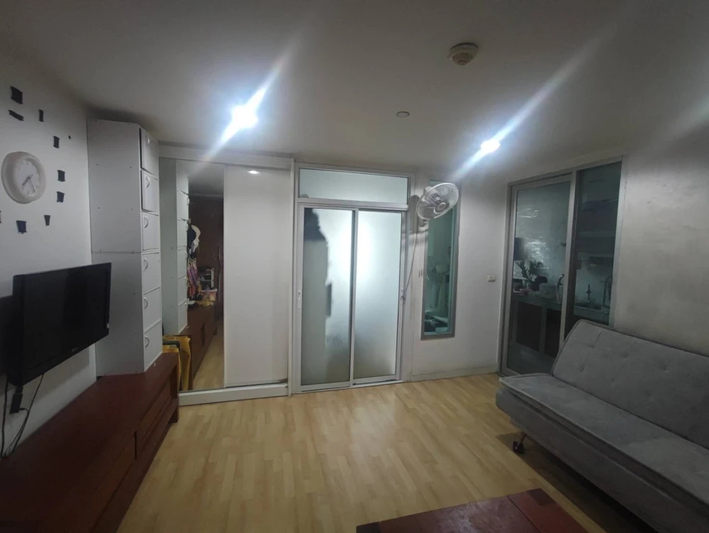Condo for rent, The Station Sathorn-Bang Rak, 11th floor, Building 2, complete with electrical appliances, newly renovated room, ready to move in.