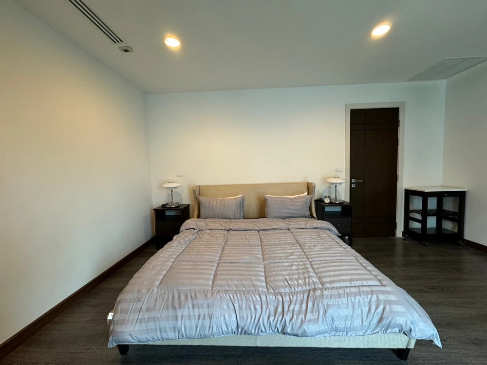 For rent!! Condo The Crest Ruamrudee, 7th floor, luxury condo, beautiful room, fully furnished, ready to move in. Don't miss it!!