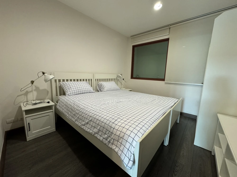 For rent!! Condo The Crest Ruamrudee, 7th floor, luxury condo, beautiful room, fully furnished, ready to move in. Don't miss it!!