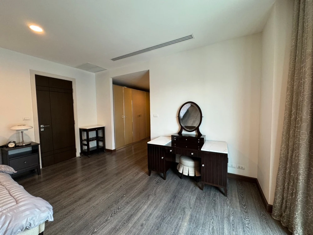 For rent!! Condo The Crest Ruamrudee, 7th floor, luxury condo, beautiful room, fully furnished, ready to move in. Don't miss it!!