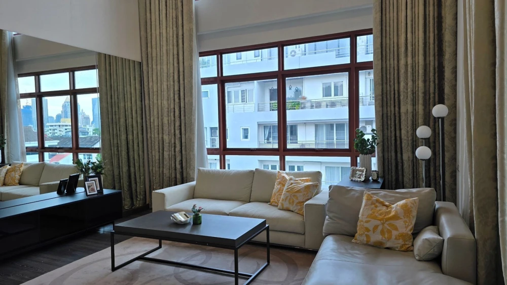 For rent!! Condo The Crest Ruamrudee, 7th floor, luxury condo, beautiful room, fully furnished, ready to move in. Don't miss it!!