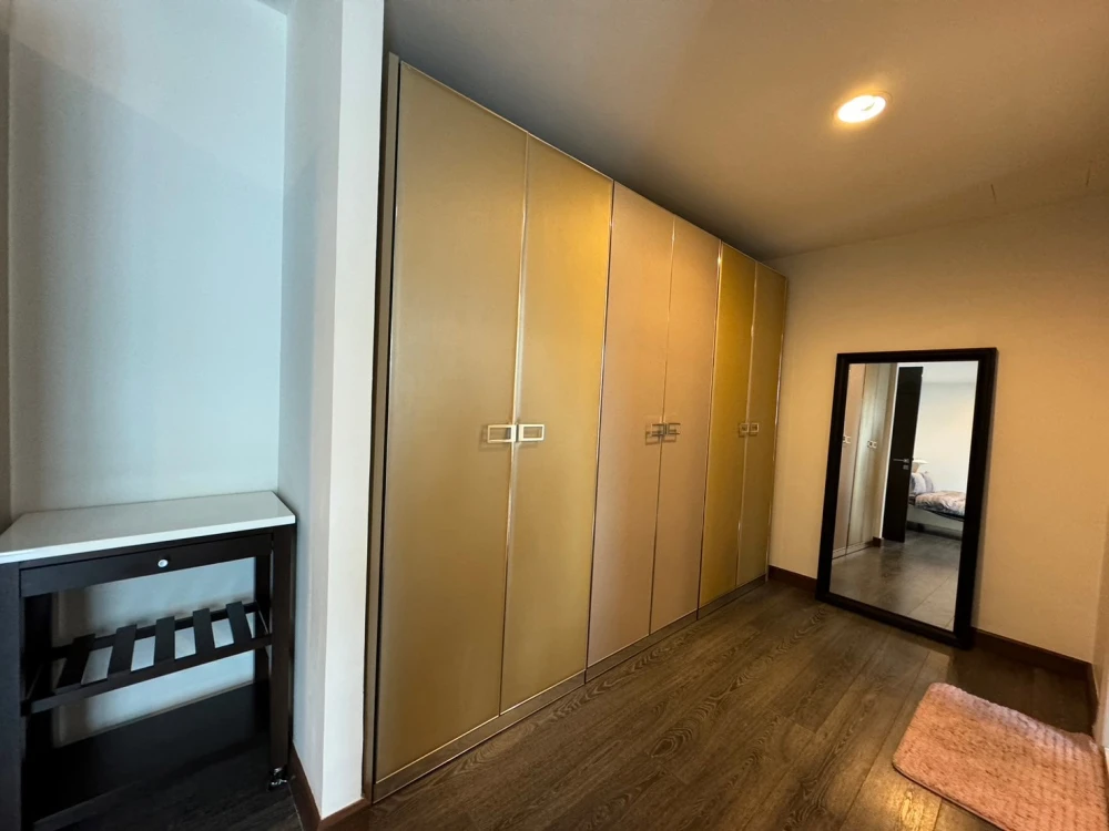 For rent!! Condo The Crest Ruamrudee, 7th floor, luxury condo, beautiful room, fully furnished, ready to move in. Don't miss it!!