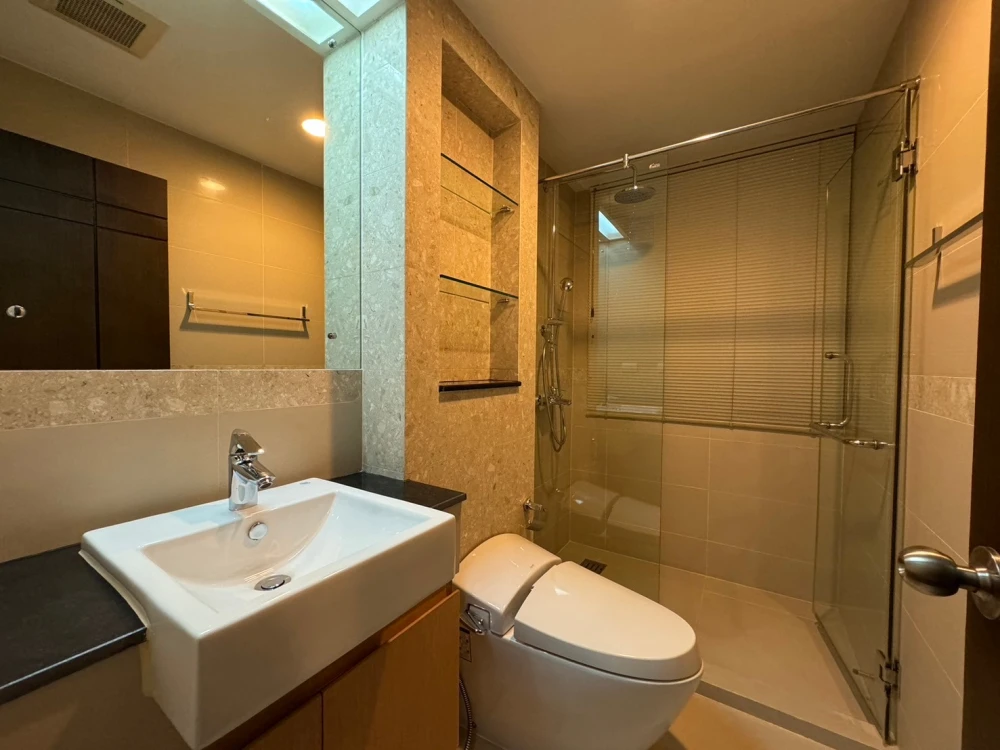 For rent!! Condo The Crest Ruamrudee, 7th floor, luxury condo, beautiful room, fully furnished, ready to move in. Don't miss it!!