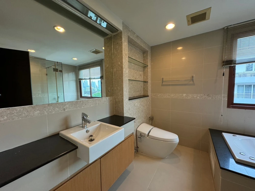 For rent!! Condo The Crest Ruamrudee, 7th floor, luxury condo, beautiful room, fully furnished, ready to move in. Don't miss it!!