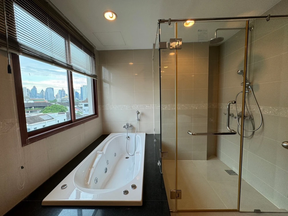 For rent!! Condo The Crest Ruamrudee, 7th floor, luxury condo, beautiful room, fully furnished, ready to move in. Don't miss it!!