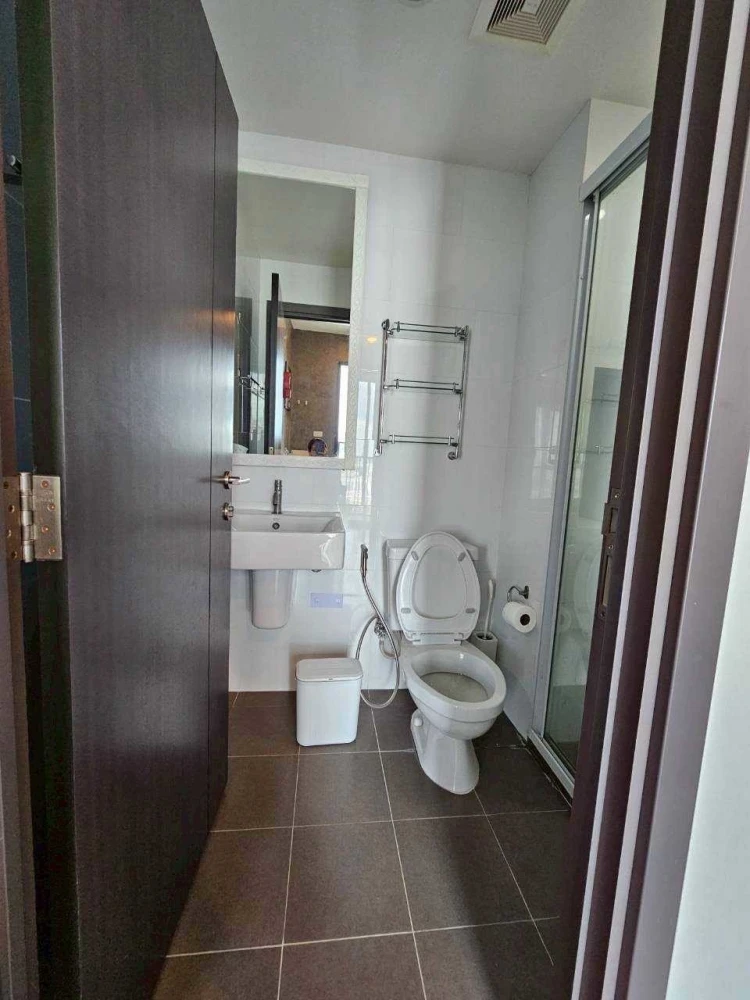 For rent!! The Base Park East Condo, 14th floor, beautiful room, complete amenities. Ready to move in, don't miss it!!