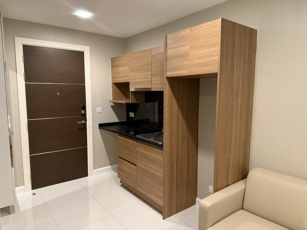 For rent!! Condo The Metropolis, 15th floor, Building A, beautiful room, convenient transportation, ready to move in, don't miss it!!