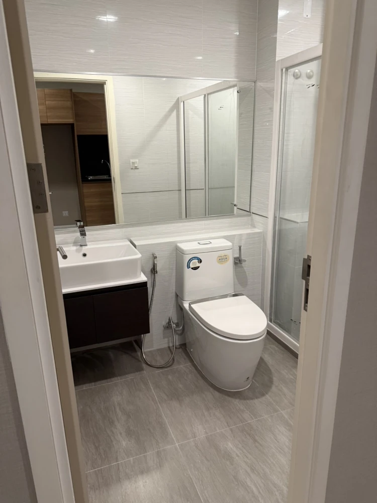 For rent!! Condo The Metropolis, 15th floor, Building A, beautiful room, convenient transportation, ready to move in, don't miss it!!