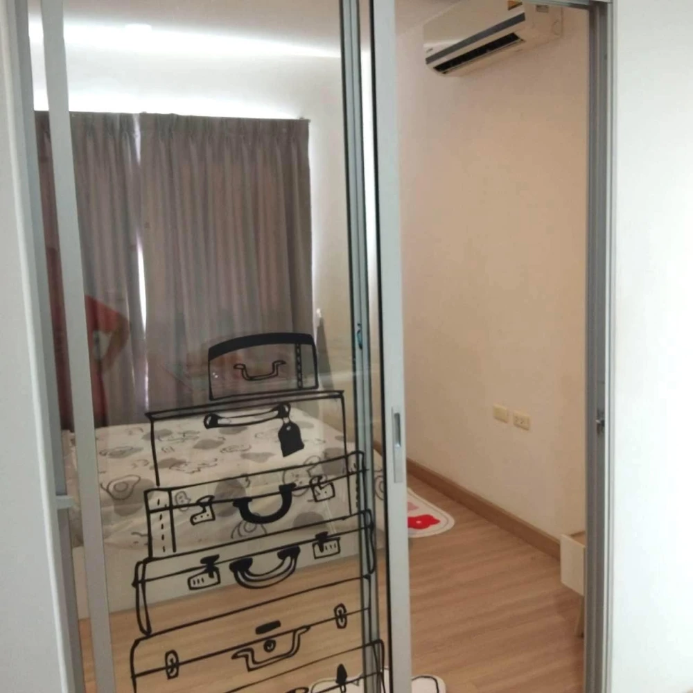 Condo for rent, The Kith Tiwanon, 2 bedrooms, decorated in white tones. Affordable prices, don't miss it.