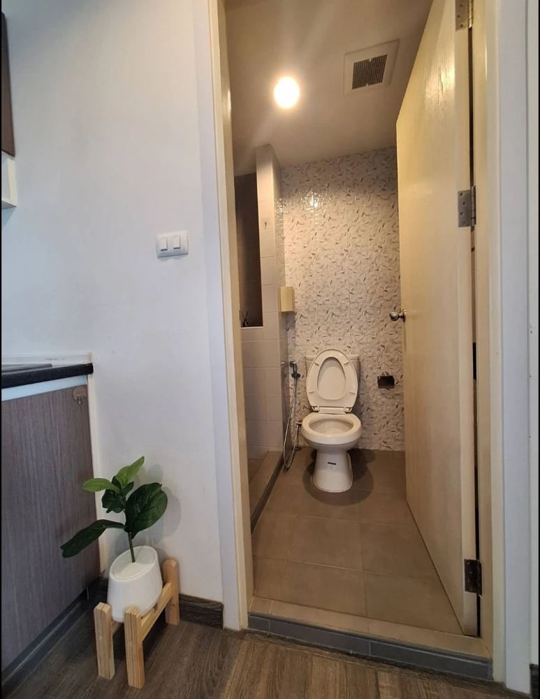 For rent!! Condo The Trust @ BTS Erawan, 19th floor, beautiful room, fully furnished, ready to move in immediately. Reserve now!!