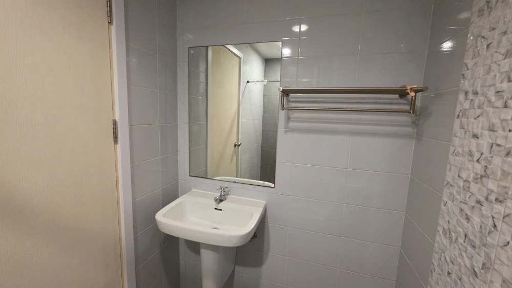 Condo for rent, The Trust BTS Erawan, 11th floor, next to the BTS, fully furnished, ready, miss, will regret!