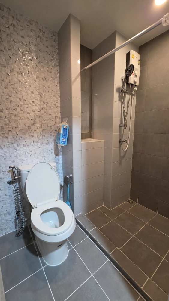 Condo for rent, The Trust BTS Erawan, 11th floor, next to the BTS, fully furnished, ready, miss, will regret!