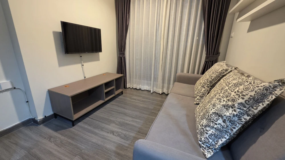 Condo for rent, The Trust BTS Erawan, 11th floor, next to the BTS, fully furnished, ready, miss, will regret!