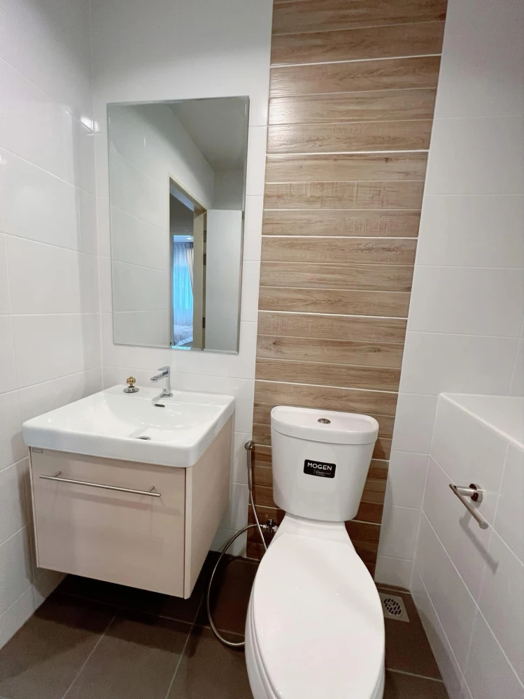 Condo for rent, Metro Sky Wutthakat, nice bed, nice sofa, swimming pool view. Just carry your bag and move in.