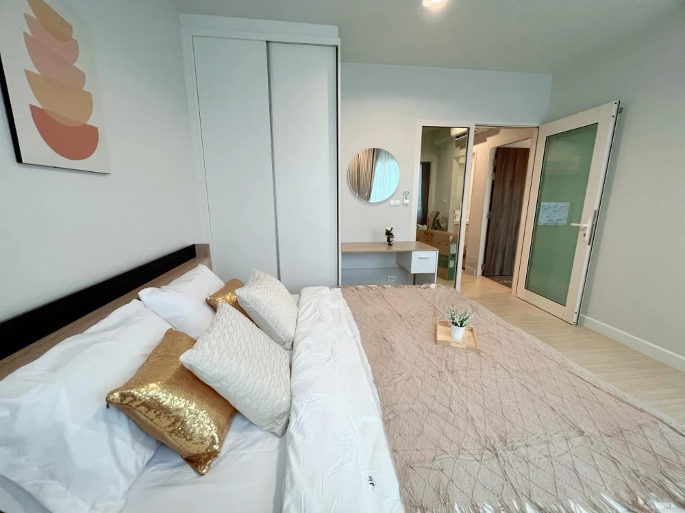 Condo for rent, Metro Sky Wutthakat, nice bed, nice sofa, swimming pool view. Just carry your bag and move in.