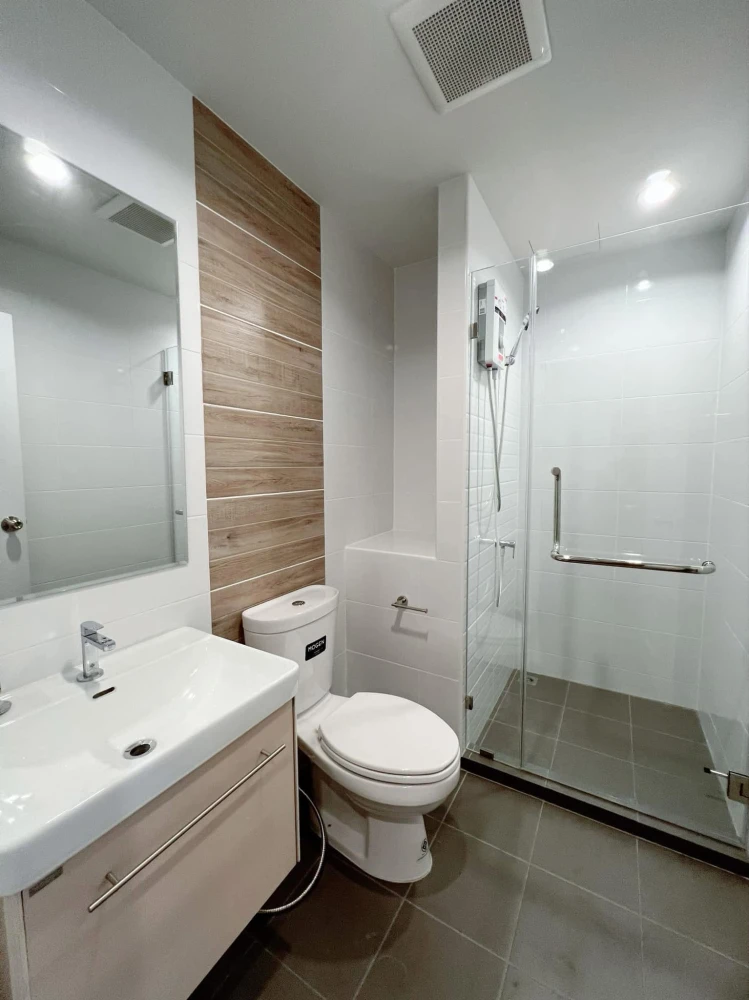 Condo for rent, Metro Sky Wutthakat, nice bed, nice sofa, swimming pool view. Just carry your bag and move in.