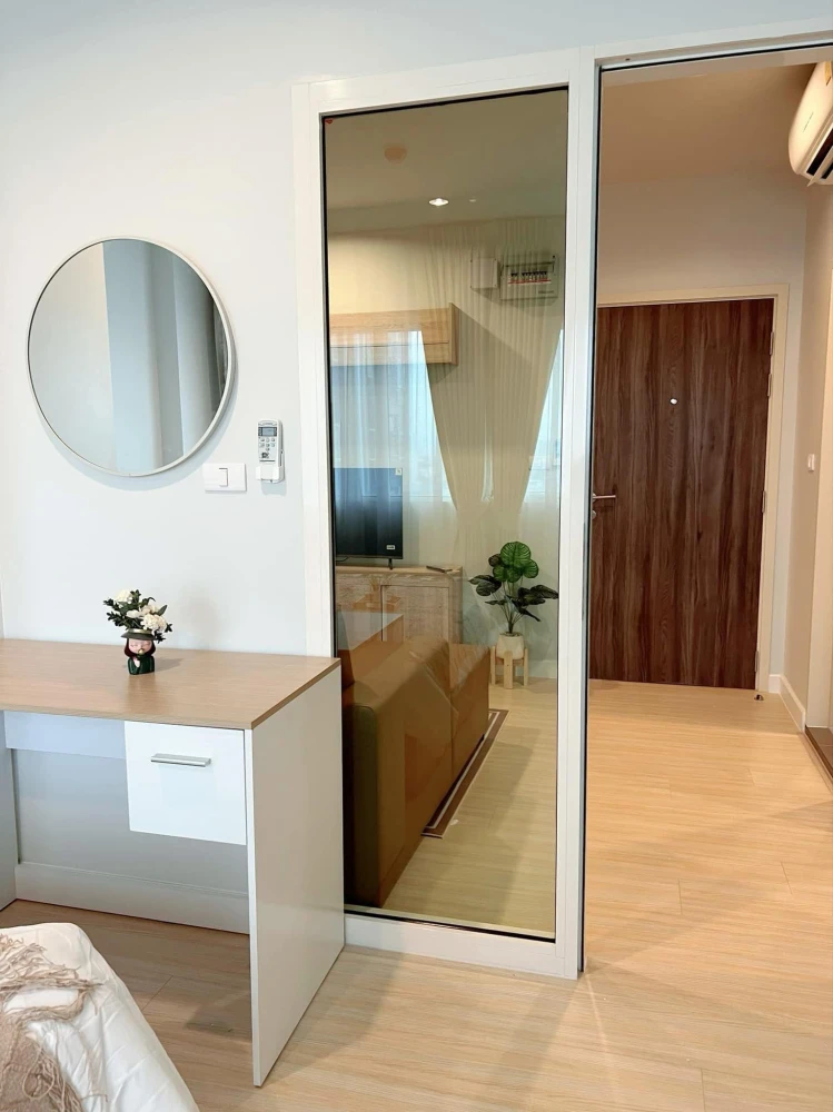 Condo for rent, Metro Sky Wutthakat, nice bed, nice sofa, swimming pool view. Just carry your bag and move in.