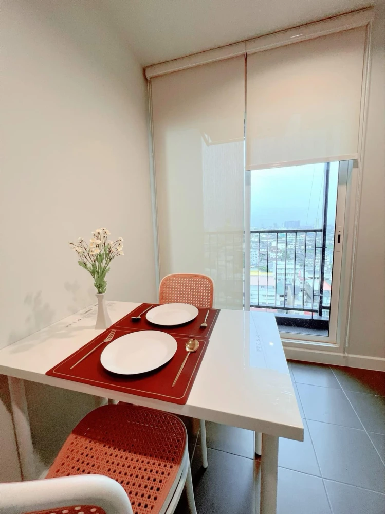 Condo for rent, Metro Sky Wutthakat, nice bed, nice sofa, swimming pool view. Just carry your bag and move in.