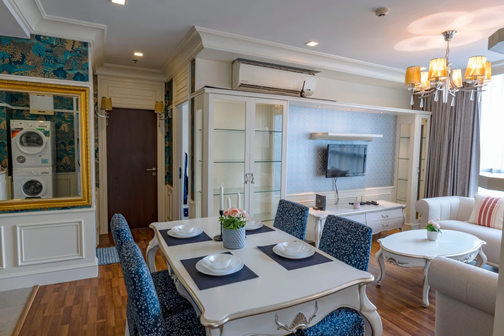 Condo for rent, Le Luxe Condominium, view of Sukhumvit Road, see BTS cars, not blocked by buildings, corner room.