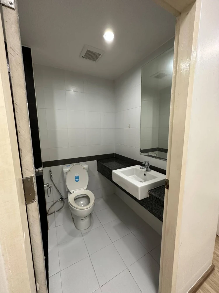 For rent!! Condo A Space Asoke-Ratchada, 5th floor, Building D, beautiful room, fully furnished, ready to move in. Don't miss out! Reserve now!!