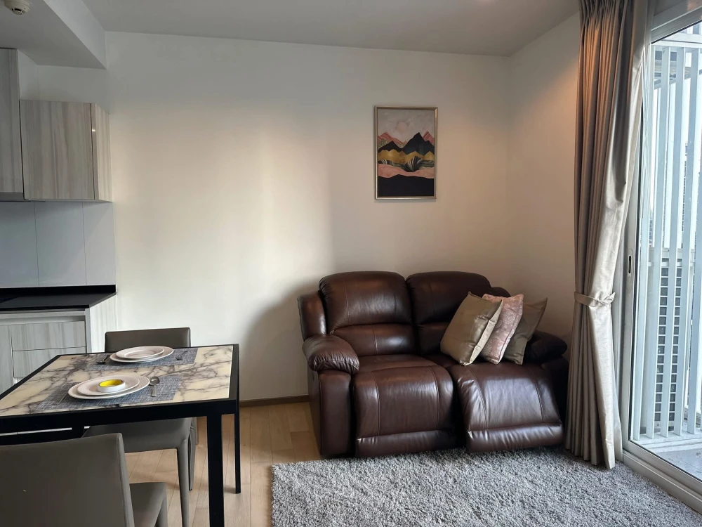 For rent!! HQ Thonglor Condo, 14th floor, beautiful unit, fully furnished with premium furniture, ready to move in. Don't miss out!!