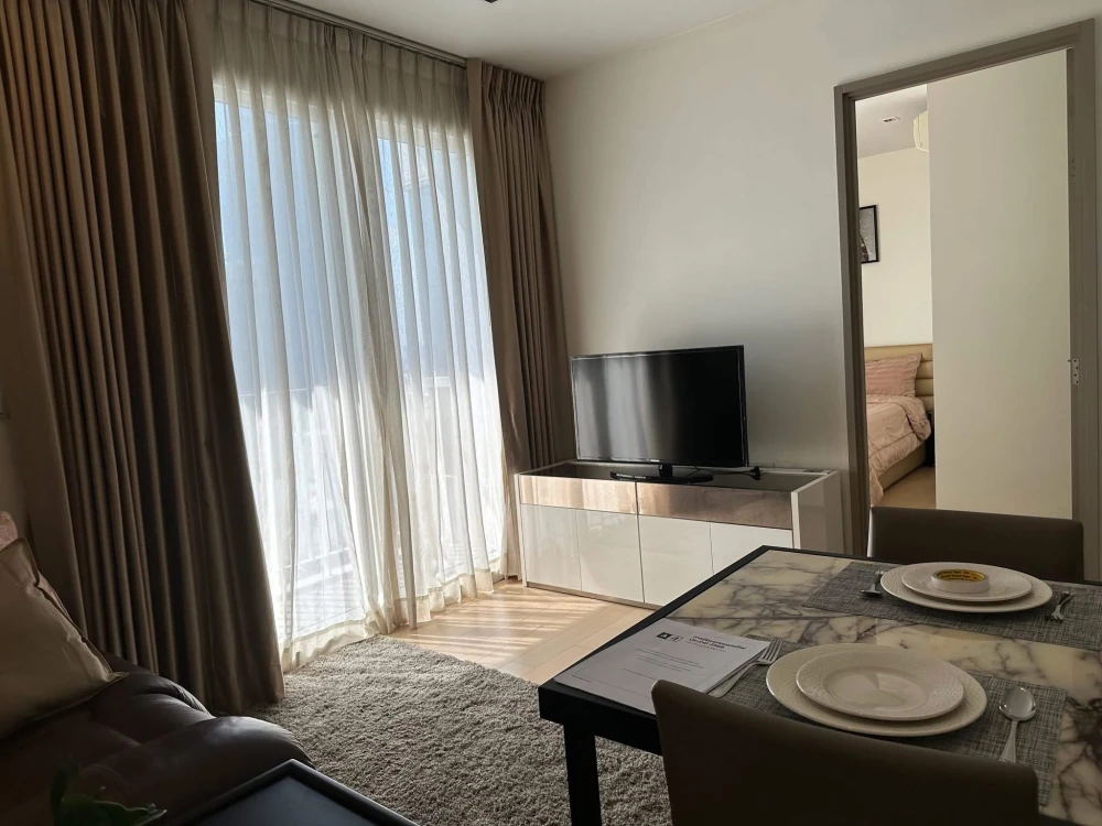 For rent!! HQ Thonglor Condo, 14th floor, beautiful unit, fully furnished with premium furniture, ready to move in. Don't miss out!!